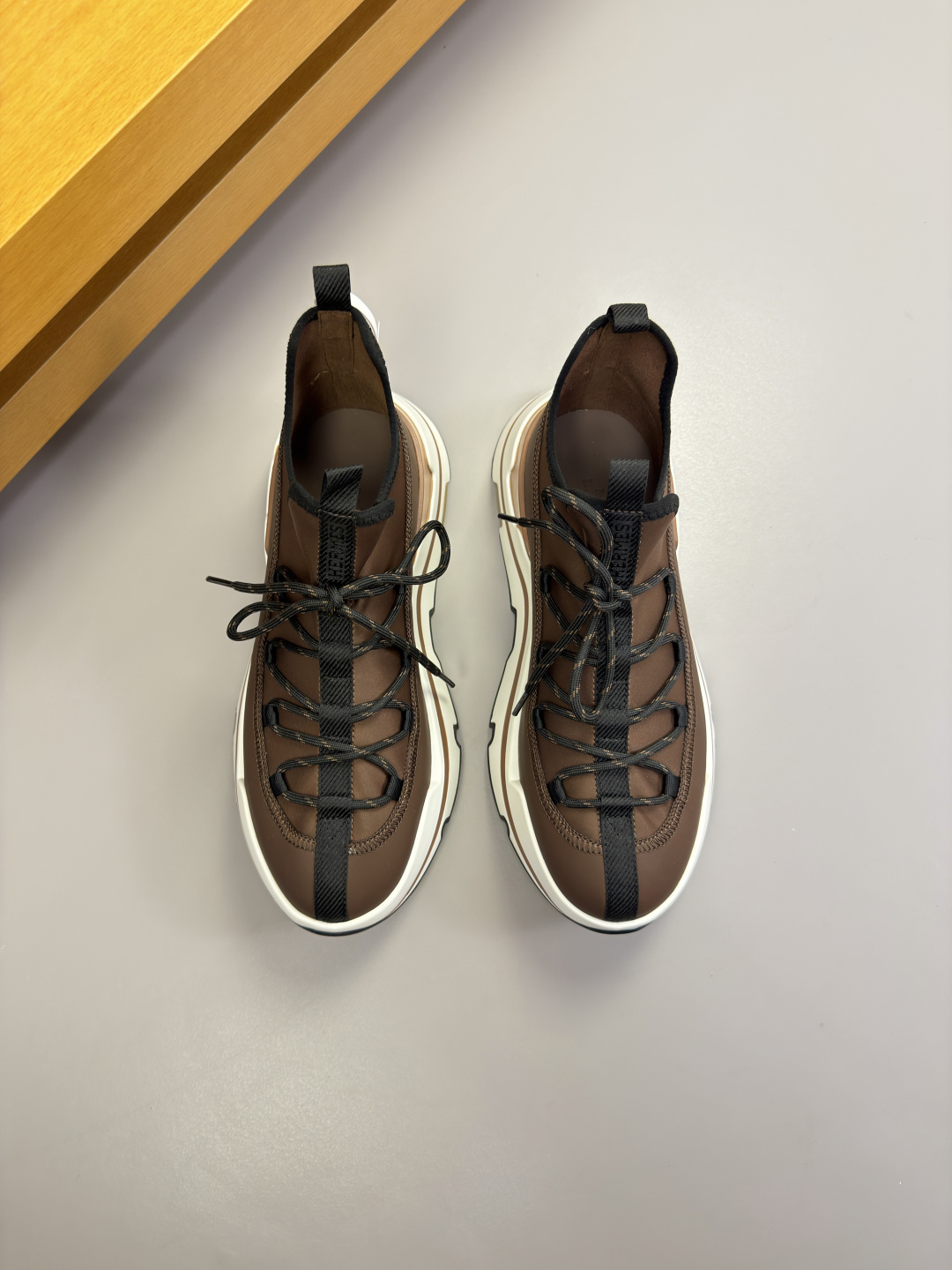 [Hermes] 에르메스 프리미엄 나파 레더 & 스트레치 패브릭 스니커즈 신발