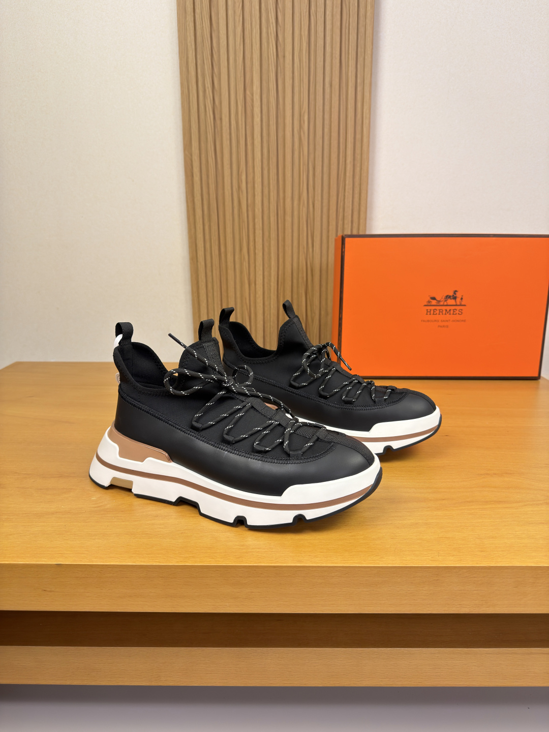 [Hermes] 에르메스 프리미엄 나파 레더 & 스트레치 패브릭 스니커즈 신발