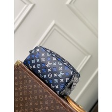 [Louis Vuitton] LV 루이비통 도프 키트(Dopp Kit) 파우치백 - 네이비 블루 타우용 레더 가방