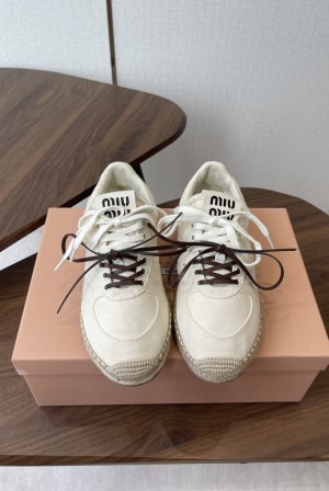 미우미우(MIU MIU) 라피아 우븐 에스파드류 스니커즈 신발