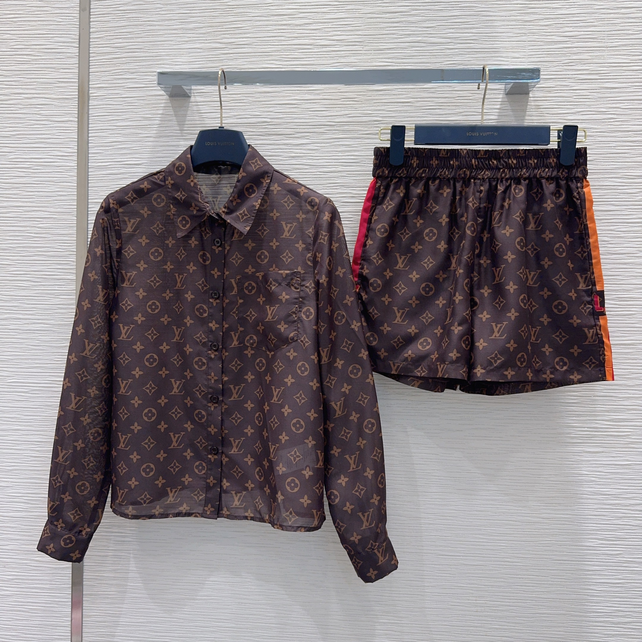[Louis Vuitton] LV 루이비통 26SS 클래식 모노그램 프린트 셔츠 반바지 세트 의류