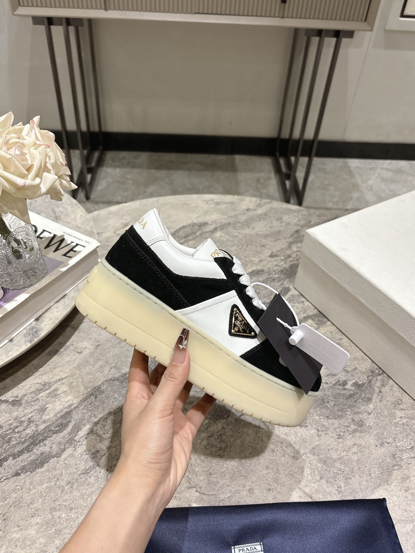 프라다(PRADA) 삼각 로고 플랫폼 스니커즈 신발