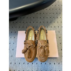 미우미우(MIU MIU) 스웨이드 태슬 데크 슈즈 신발