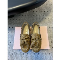 미우미우(MIU MIU) 스웨이드 태슬 데크 슈즈 신발