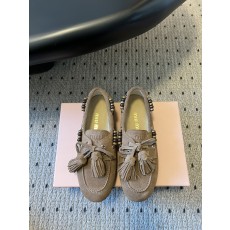 미우미우(MIU MIU) 스웨이드 태슬 데크 슈즈 신발