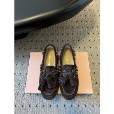 미우미우(MIU MIU) 스웨이드 태슬 데크 슈즈 신발