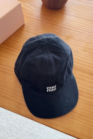 미우미우(MIU MIU) 자수 로고 볼캡 모자