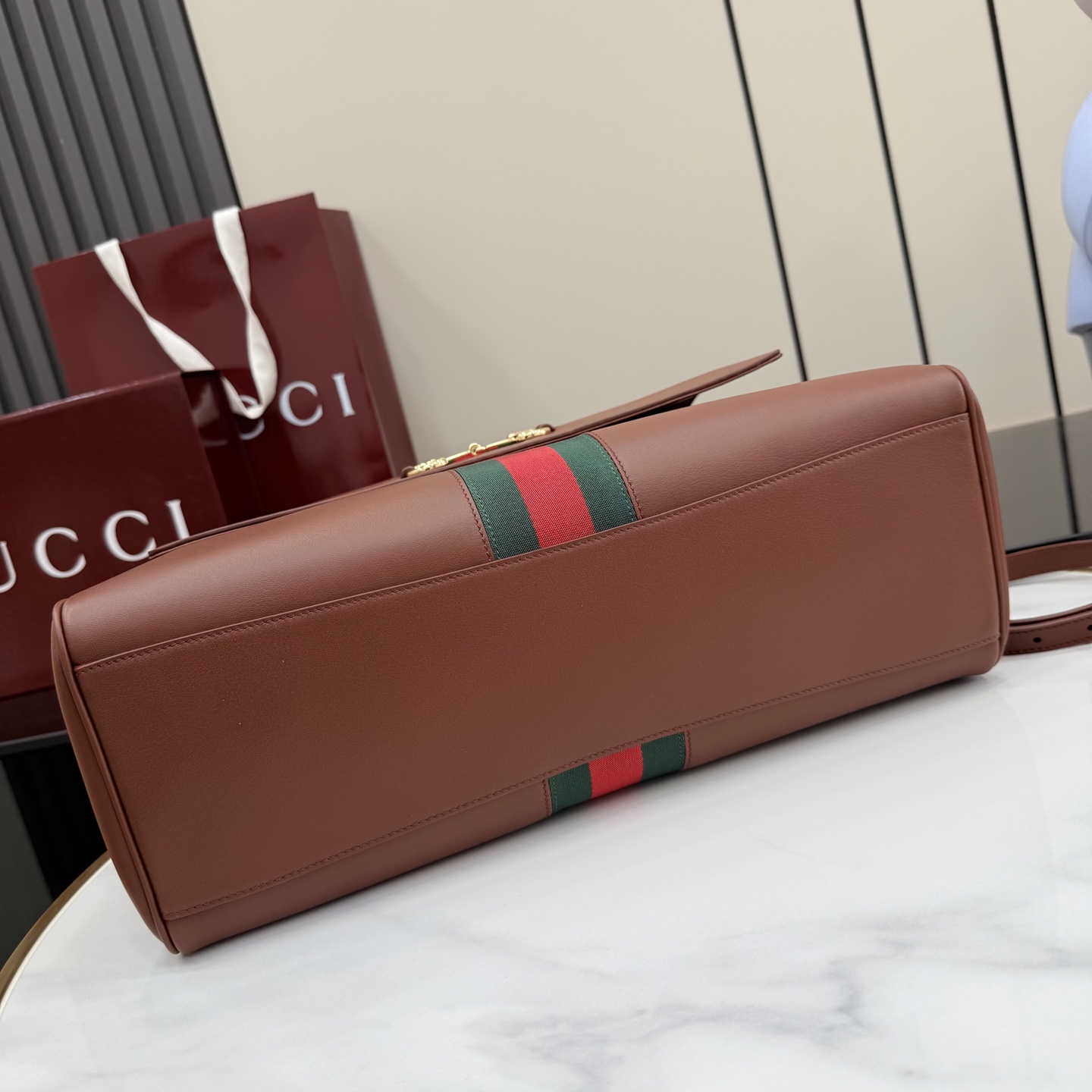 [GUCCI] 구찌 제너레이션 구찌(Generation Gucci) 핸드백 (올 가죽 버전, 875019 - 레드 브라운) 가방