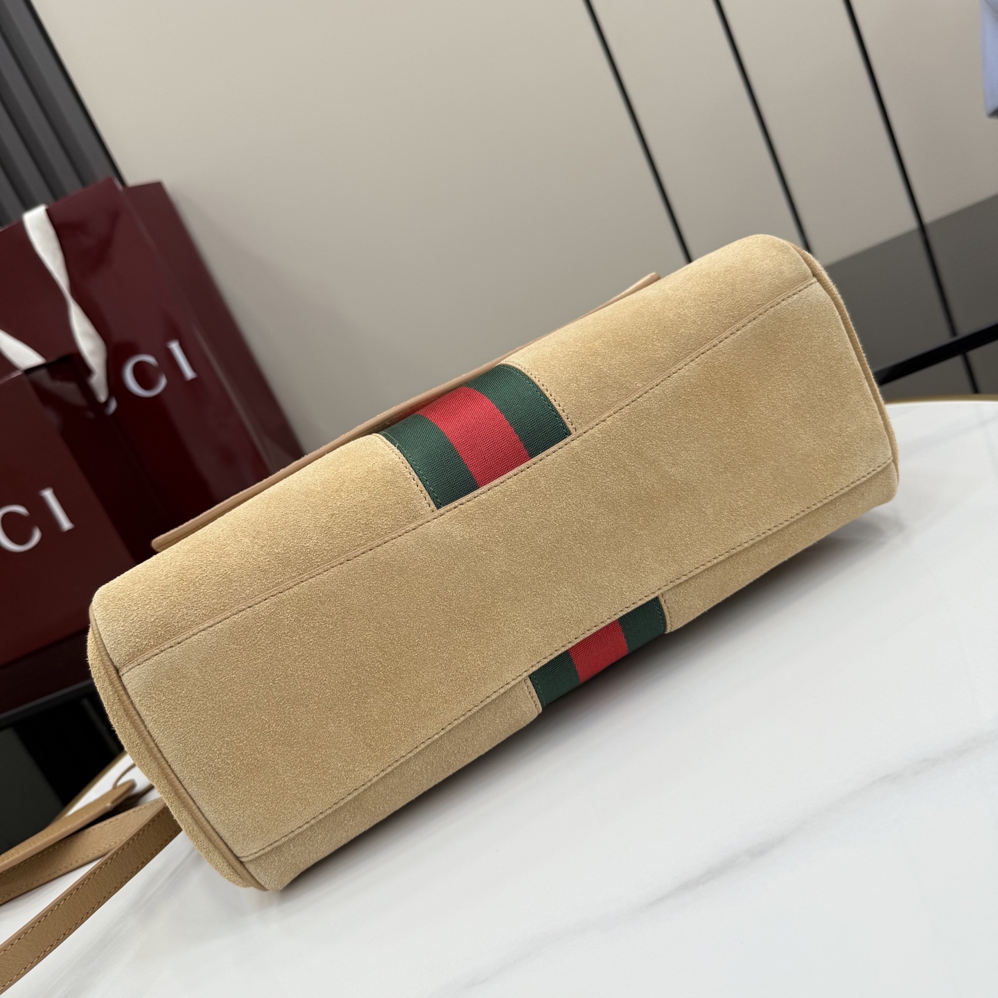 [GUCCI] 구지 제너레이션 구찌(Generation Gucci) 핸드백 (스웨이드 버전, 875018 - 샌드) 가방