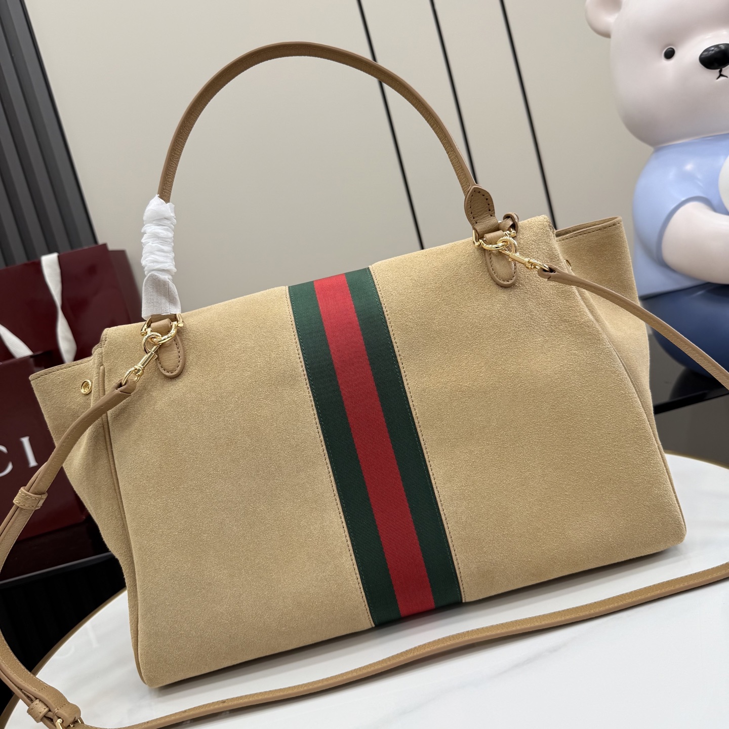 [GUCCI] 구찌 제너레이션 구찌(Generation Gucci) 핸드백 (스웨이드 버전, 875019 - 샌드) 가방