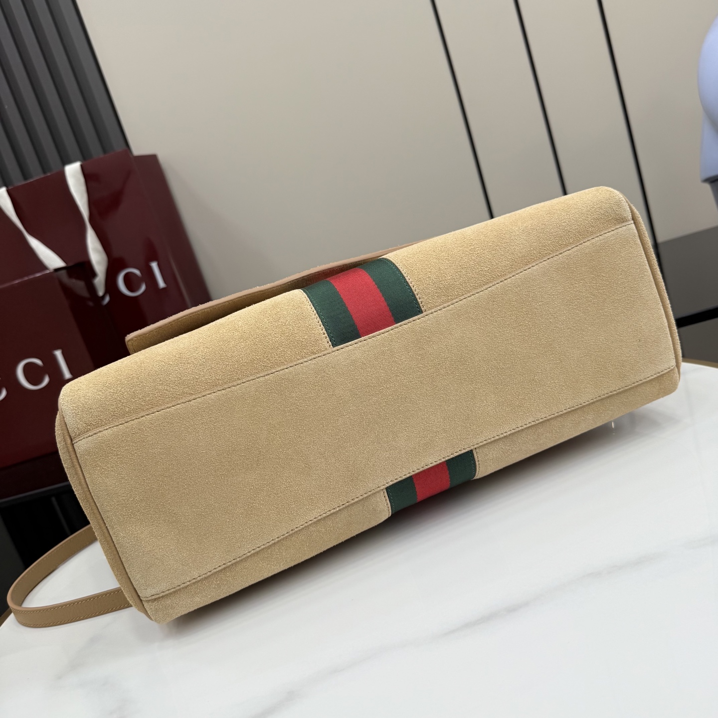 [GUCCI] 구찌 제너레이션 구찌(Generation Gucci) 핸드백 (스웨이드 버전, 875019 - 샌드) 가방