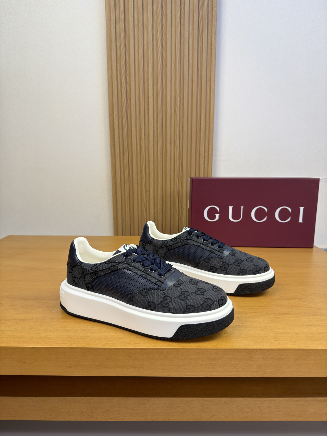 [GUCCI] 구찌 프리미엄 나파 카프스킨 스니커즈 신발