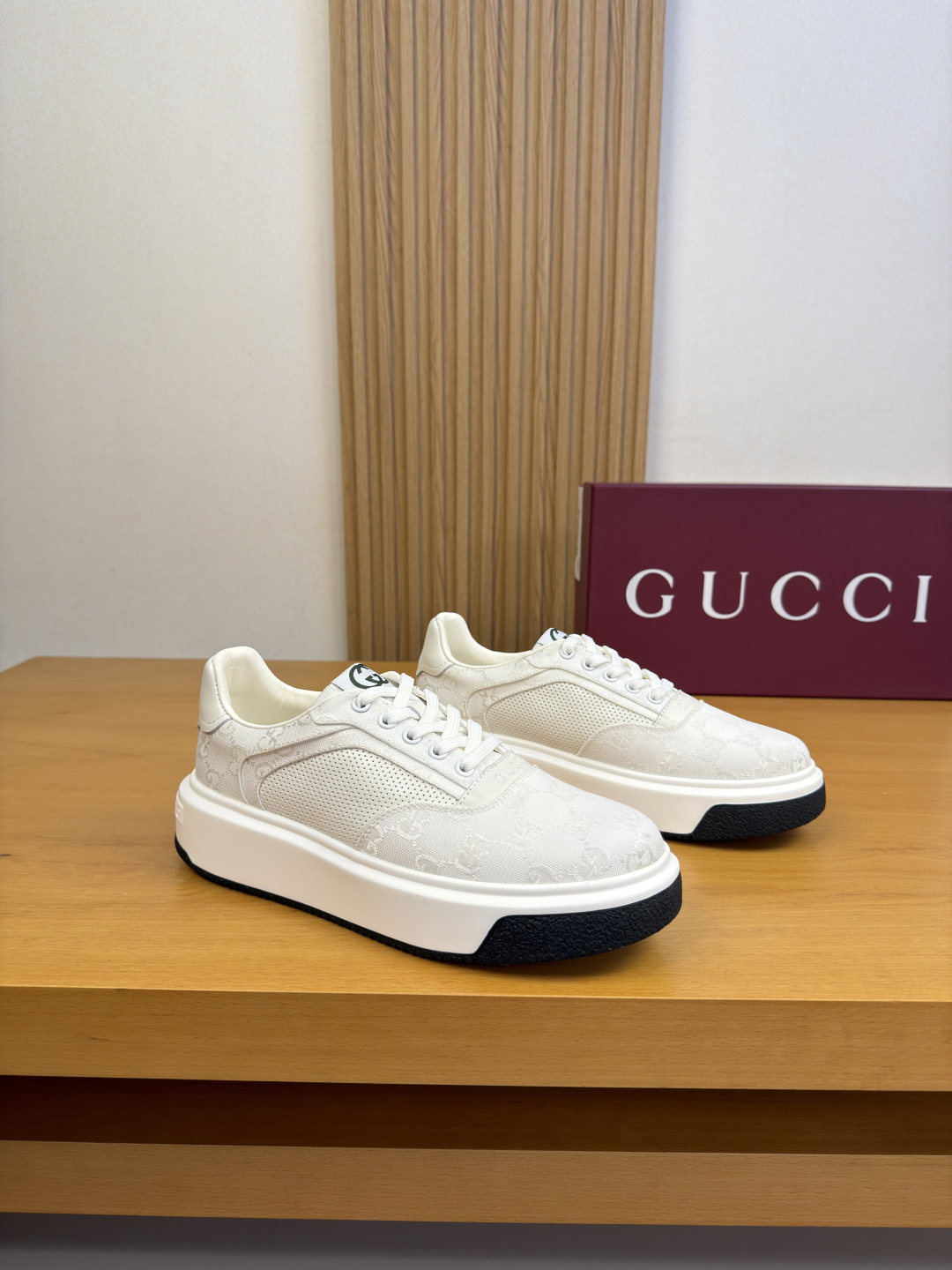 [GUCCI] 구찌 프리미엄 나파 카프스킨 스니커즈 신발