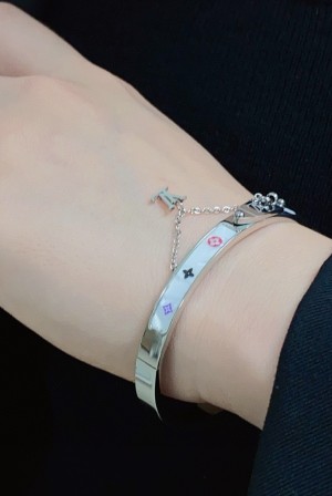 루이비통(LV) 화이트 로고 뱅글 팔찌 악세사리