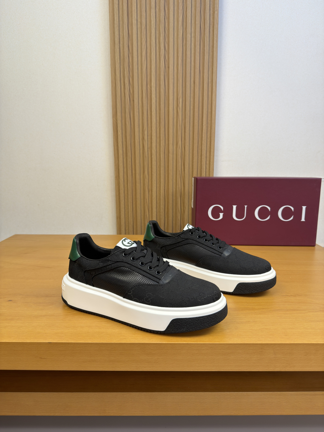 [GUCCI] 구찌 프리미엄 나파 카프스킨 스니커즈 신발