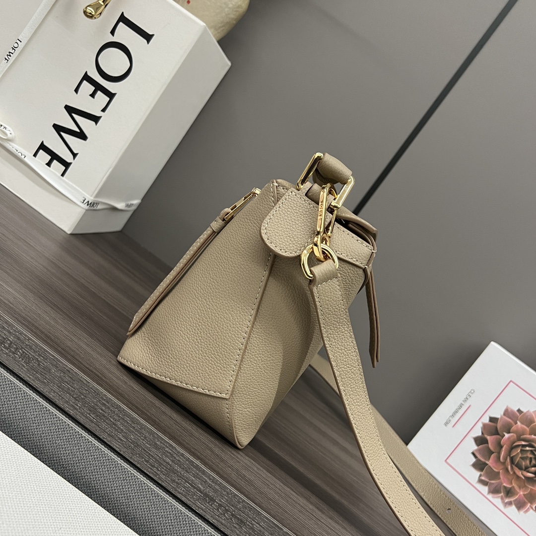 Loewe 로에베 퍼즐 엣지(Puzzle Edge) 스몰 그레인 레더 백 가방