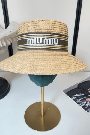 미우미우(MIU MIU) 자수 레터링 라피아 버킷햇 모자