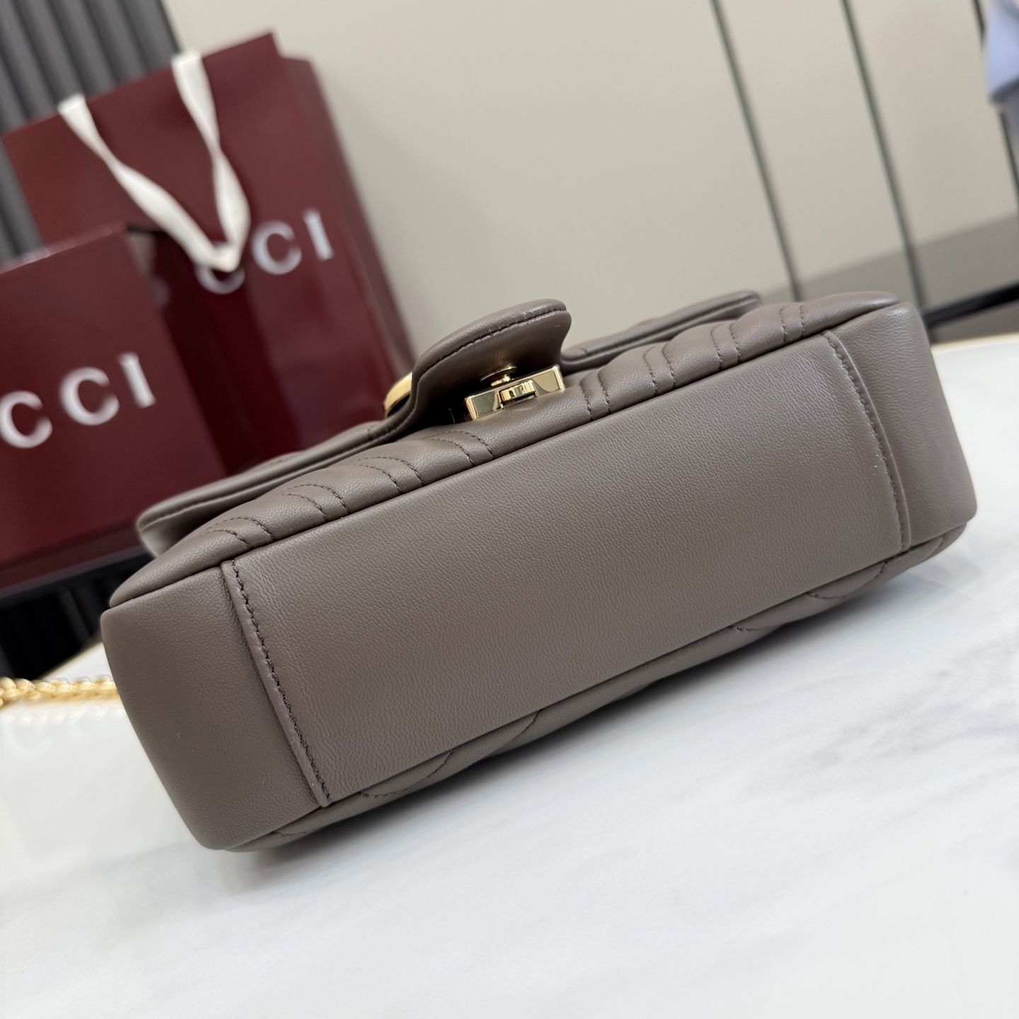 GUCCI 구찌 GG 마몽(GG Marmont) 마틀라세 숄더백 - 다크 그레이시 브라운 미디엄 가방