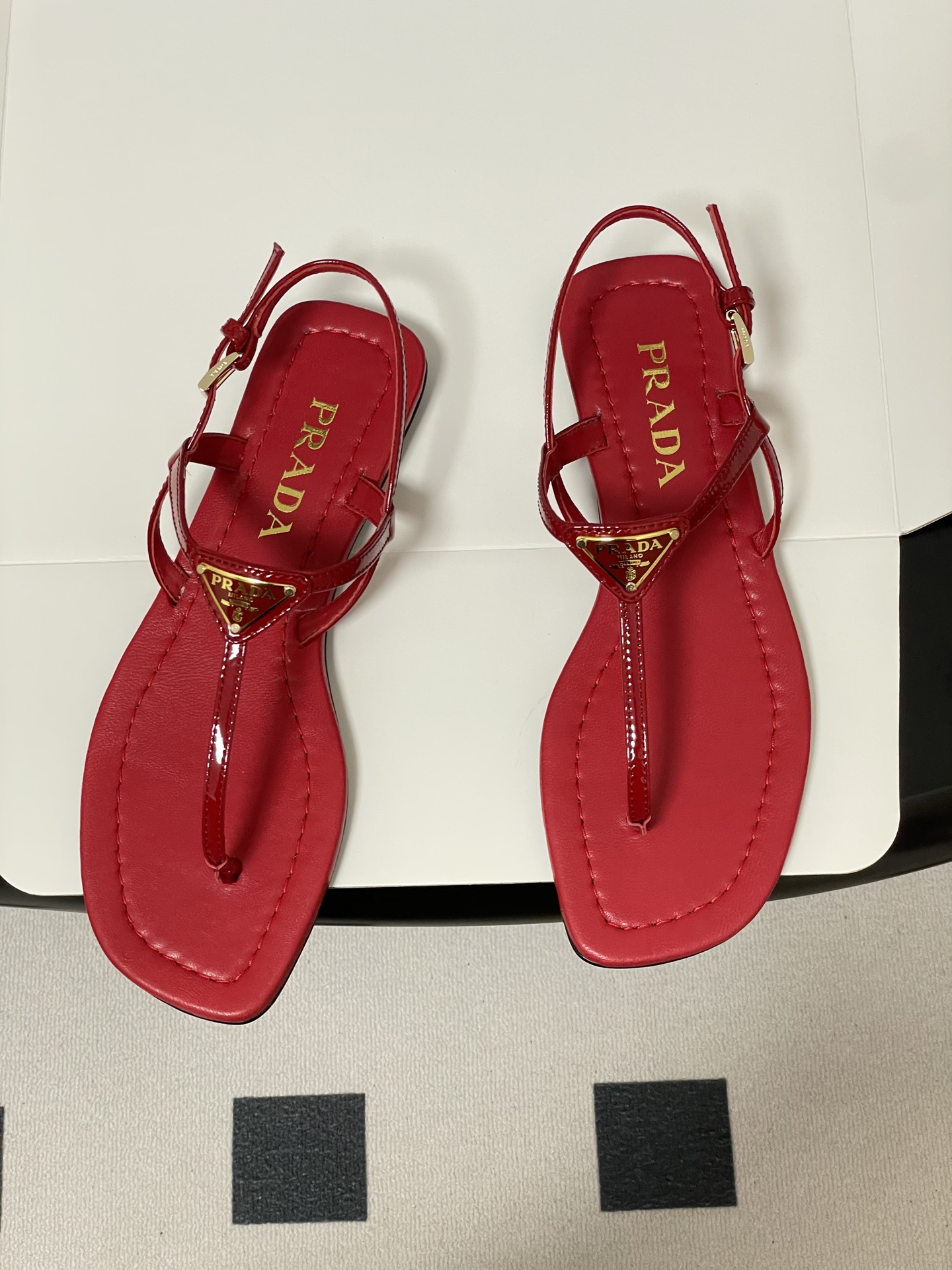 프라다(PRADA) 삼각 로고 쪼리 신발