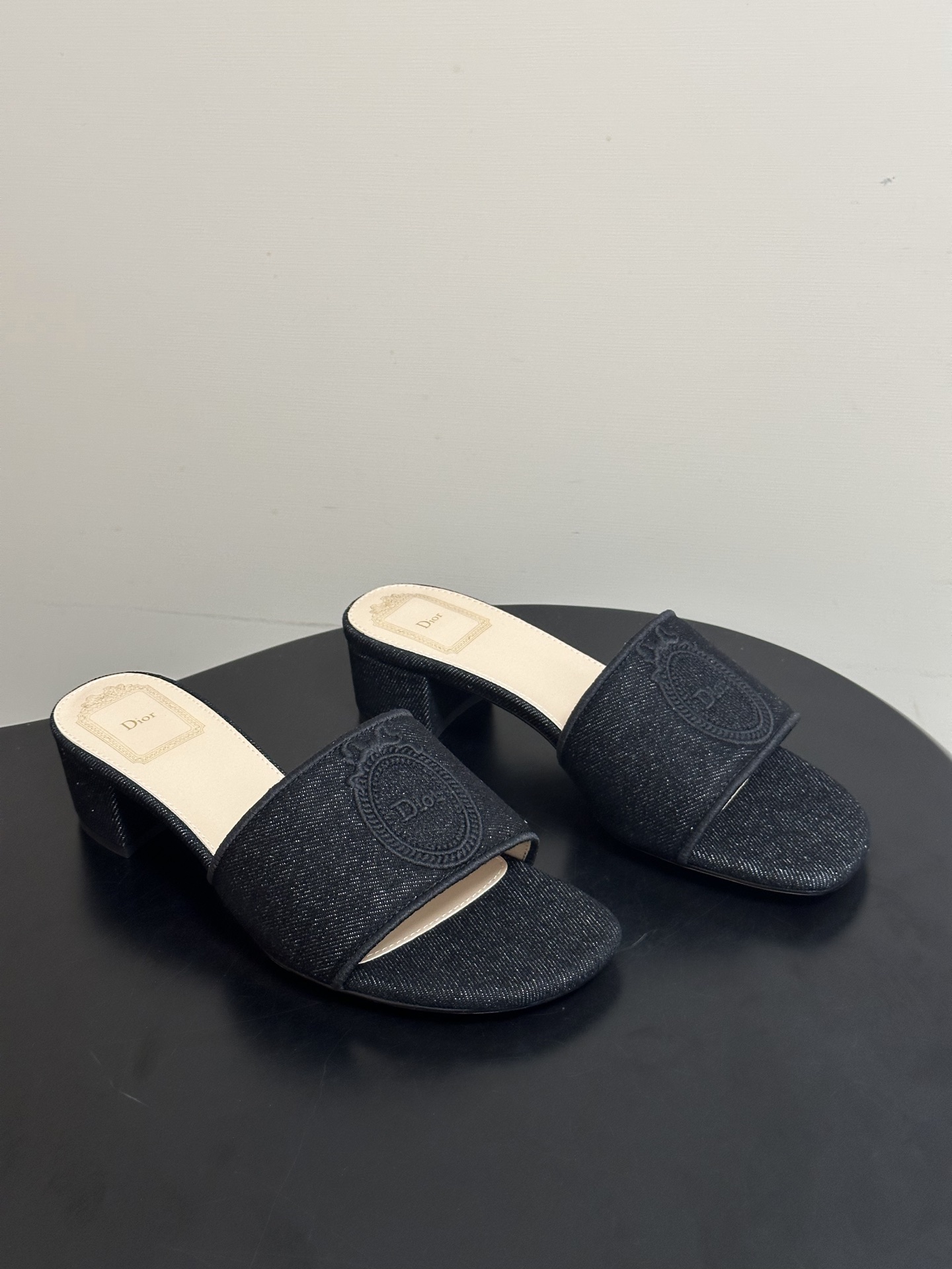 디올(Dior) 메다이옹 데님 자수 슬리퍼 신발
