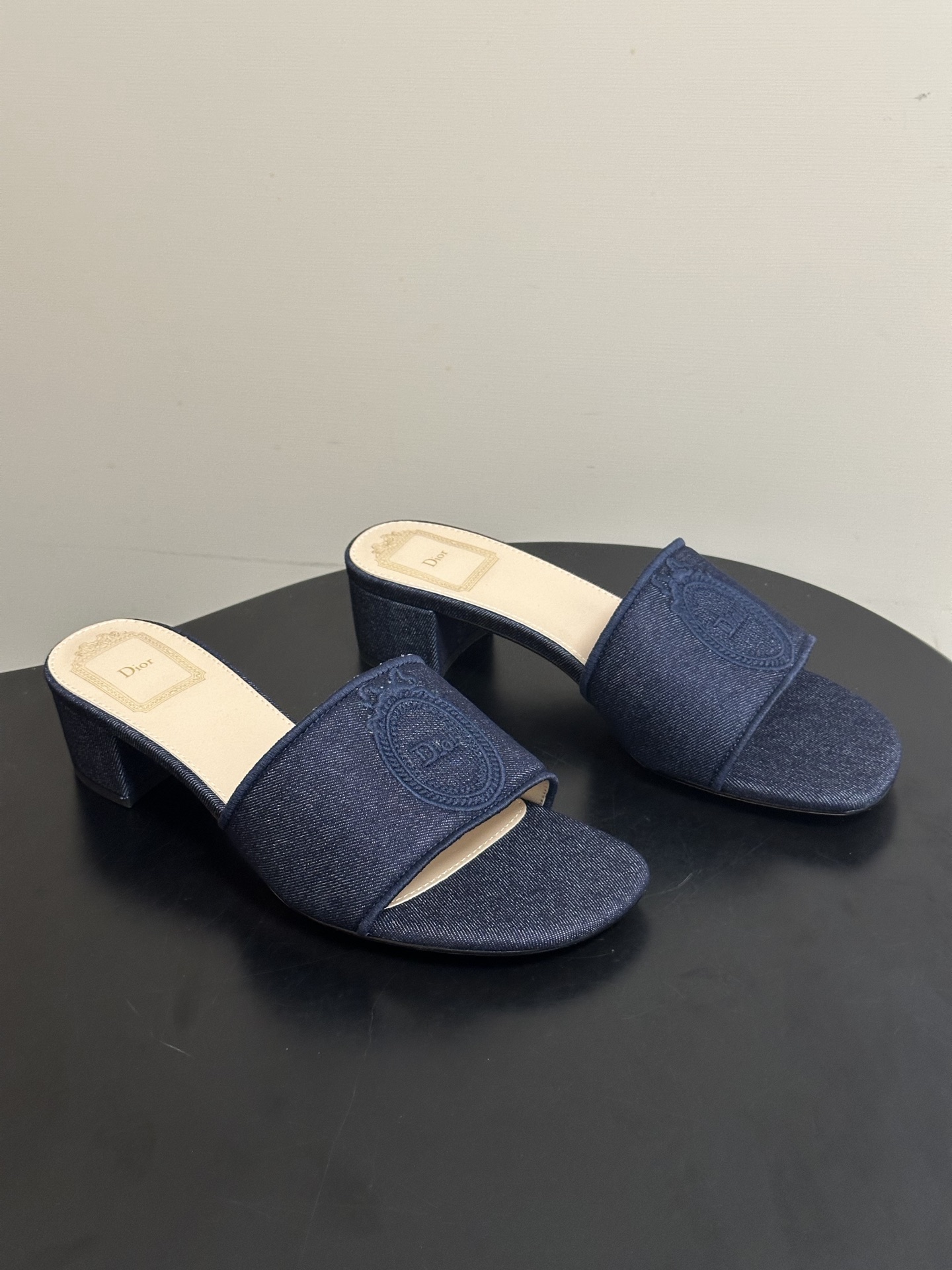 디올(Dior) 메다이옹 데님 자수 슬리퍼 신발