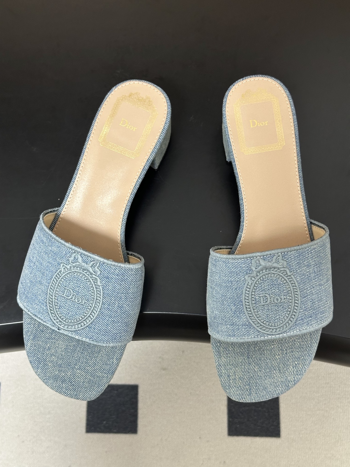 디올(Dior) 메다이옹 데님 자수 슬리퍼 신발