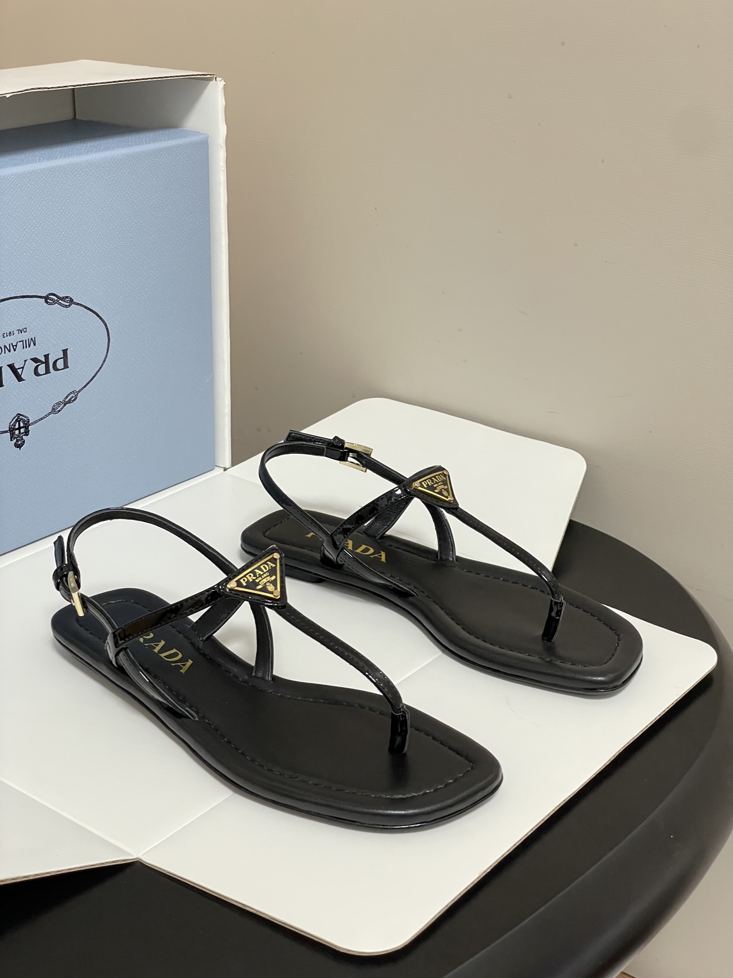 프라다(PRADA) 삼각 로고 쪼리 신발