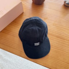 미우미우(MIU MIU) 자수 로고 볼캡 모자