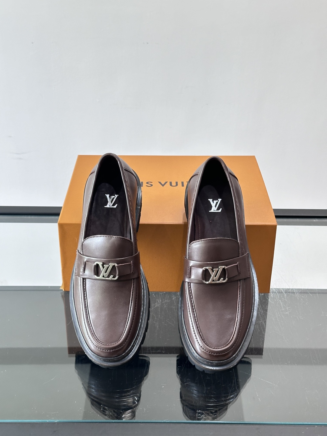 [LOUIS VUITTON] LV 루이비통 프리미엄 베지터블 태닝 카프스킨 남성 로퍼 신발