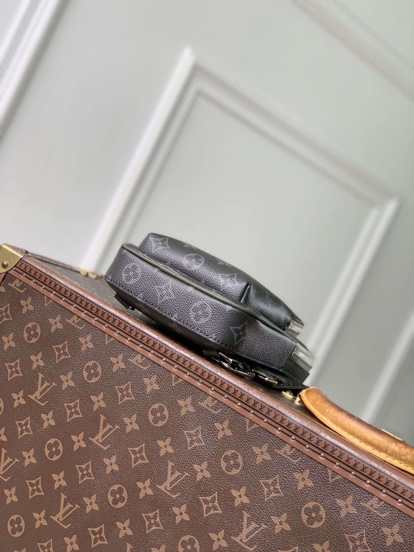 LOUIS VUITTON LV 루이비통 Avenue 슬링백 모노그램 이클립스 & 카키 그린 (M28735) 가방