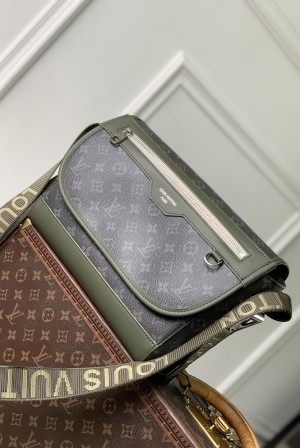 LOUIS VUITTON LV 루이비통 Courrier 메신저 백 모노그램 이클립스 크로스백 (M28629) 가방