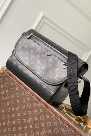 LOUIS VUITTON LV 루이비통 Courrier 메신저 백 모노그램 이클립스 크로스백 (M28630) 가방