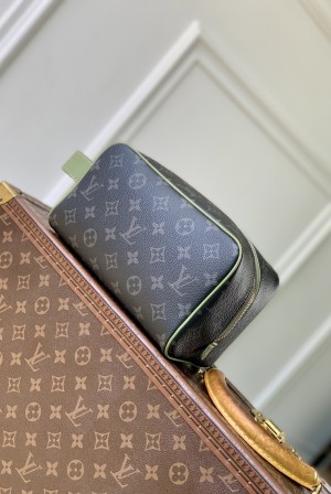 LOUIS VUITTON LV 루이비통 Locker Dopp Kit 모노그램 이클립스 워시백 겸 파우치백 (M28840) 가방
