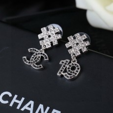 샤넬(CHANEL) 큐빅 로고 드롭 귀걸이 악세사리