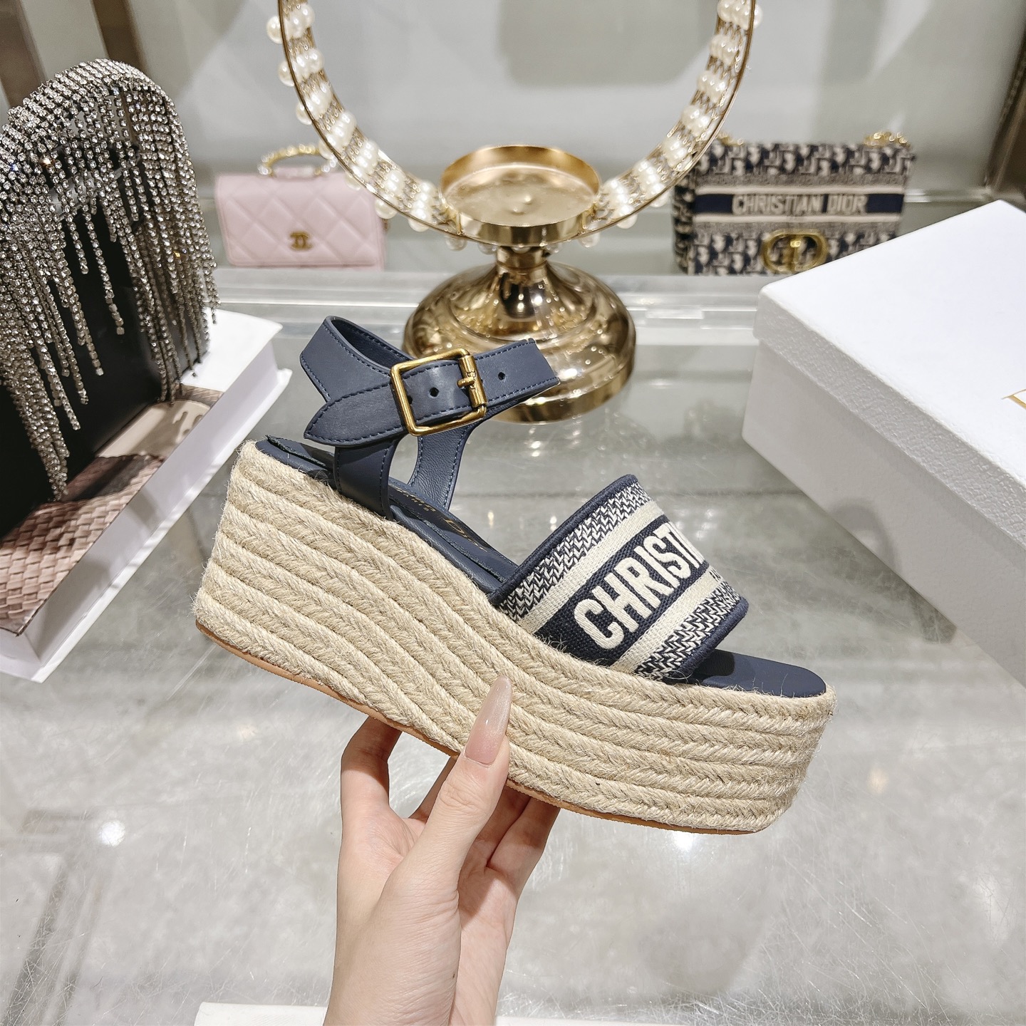 디올(DIOR) Dway 로고 밴드 앵클 스트랩 웨지 샌들 신발