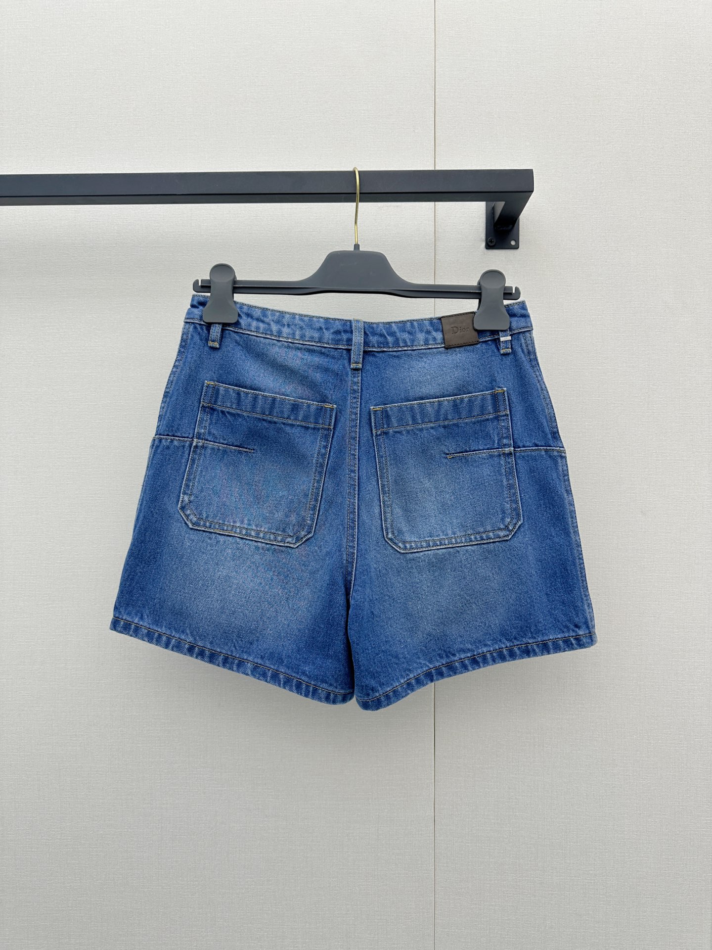 디올(DIOR) 워싱 로고 자수 데님 반바지 하의 의류