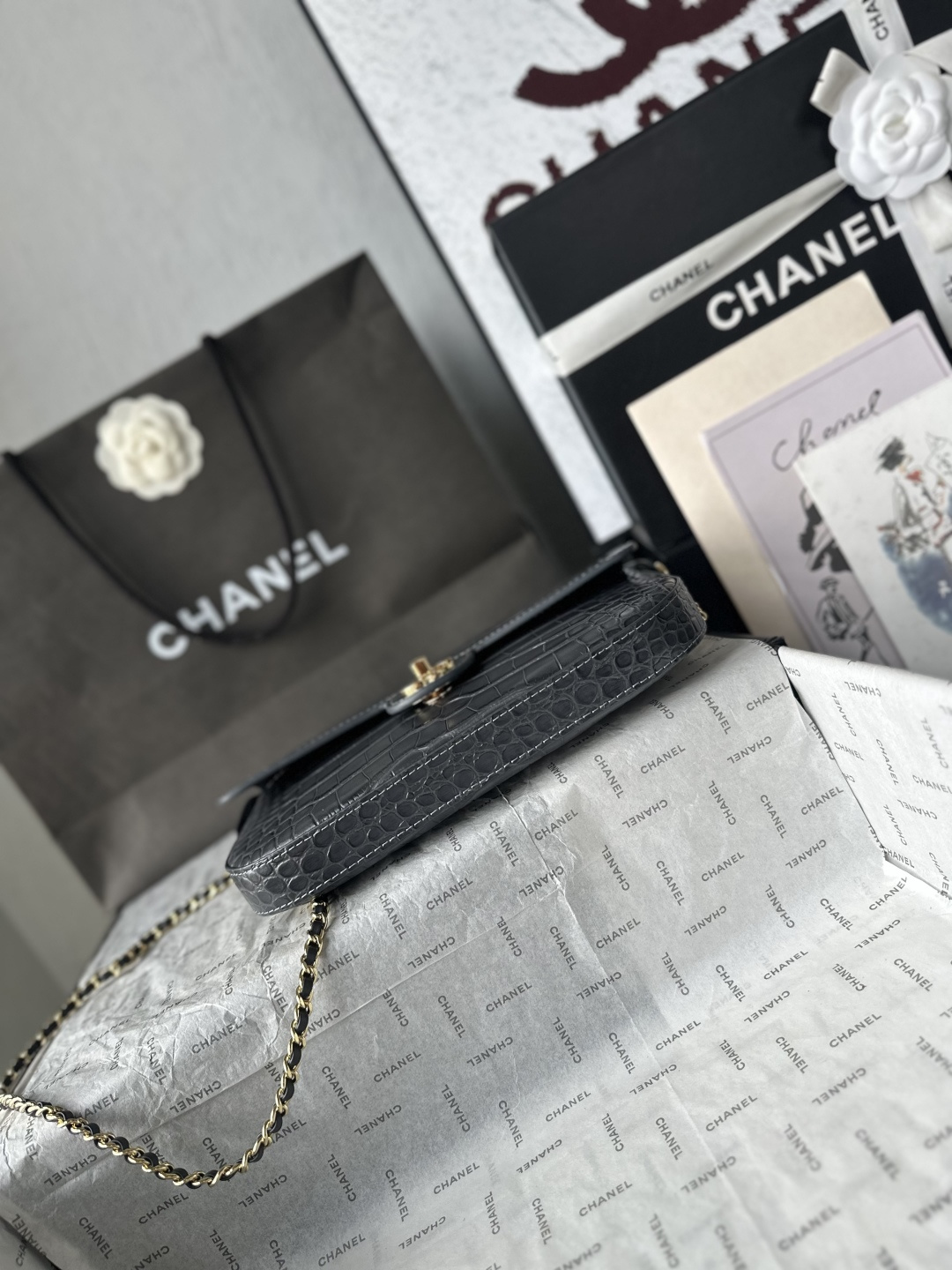 CHANEL 샤넬 26A 크로커다일 엠보스드 탑핸들 플랩백 가방 / AS6425