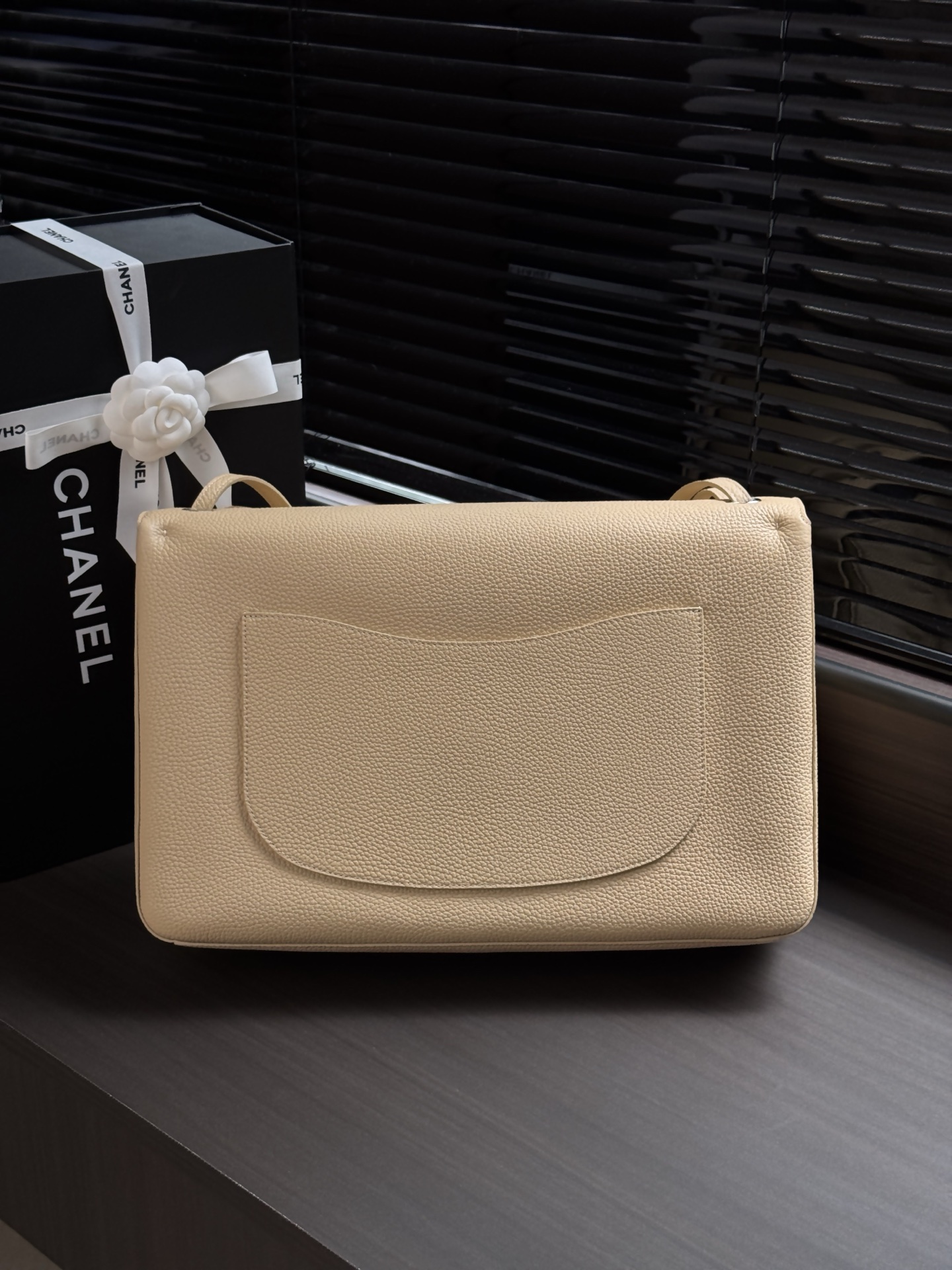 [CHANEL] 샤넬 26S 맥시 플랩 백 가방 AS6233