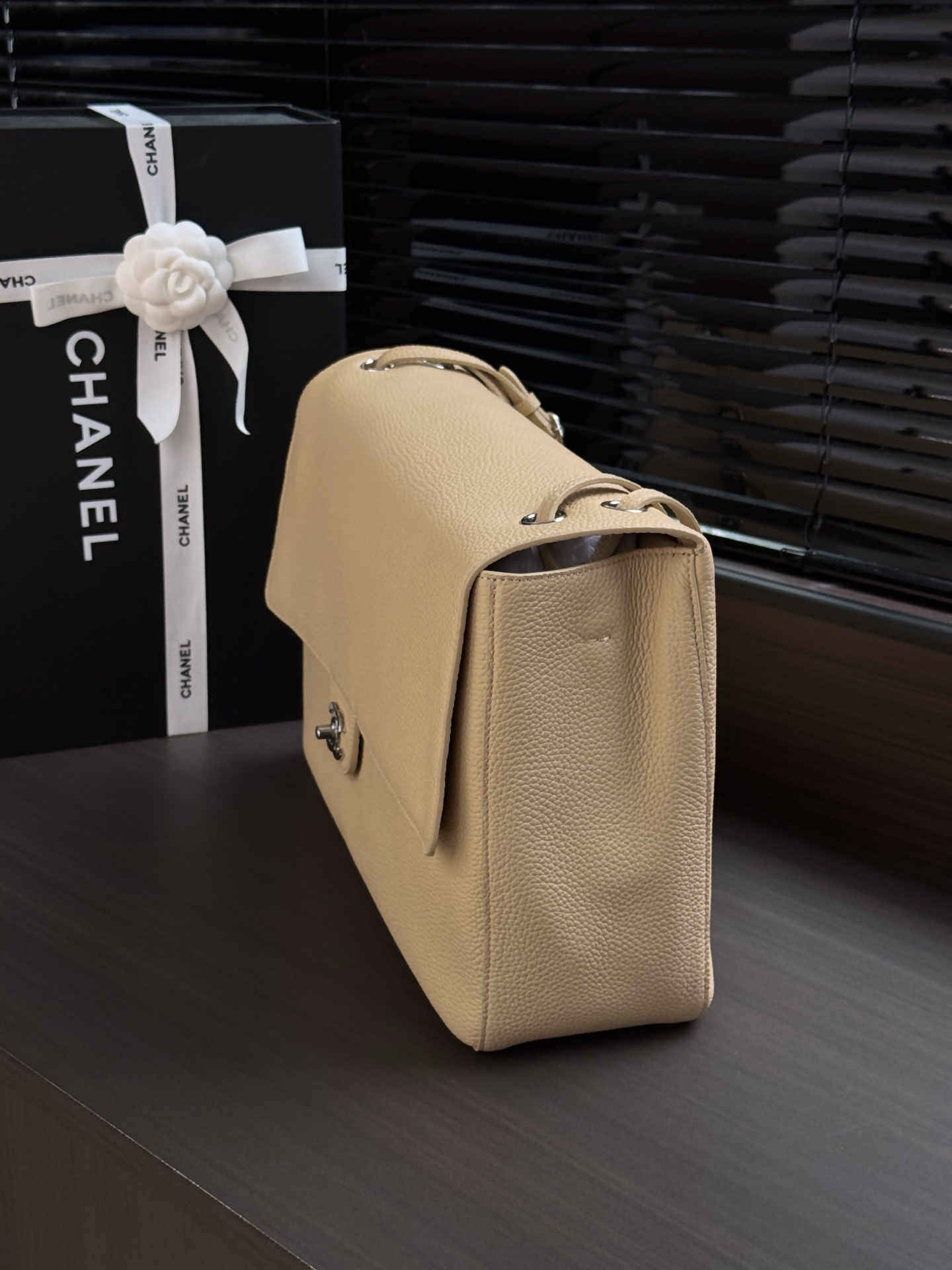 [CHANEL] 샤넬 26S 맥시 플랩 백 가방 AS6233