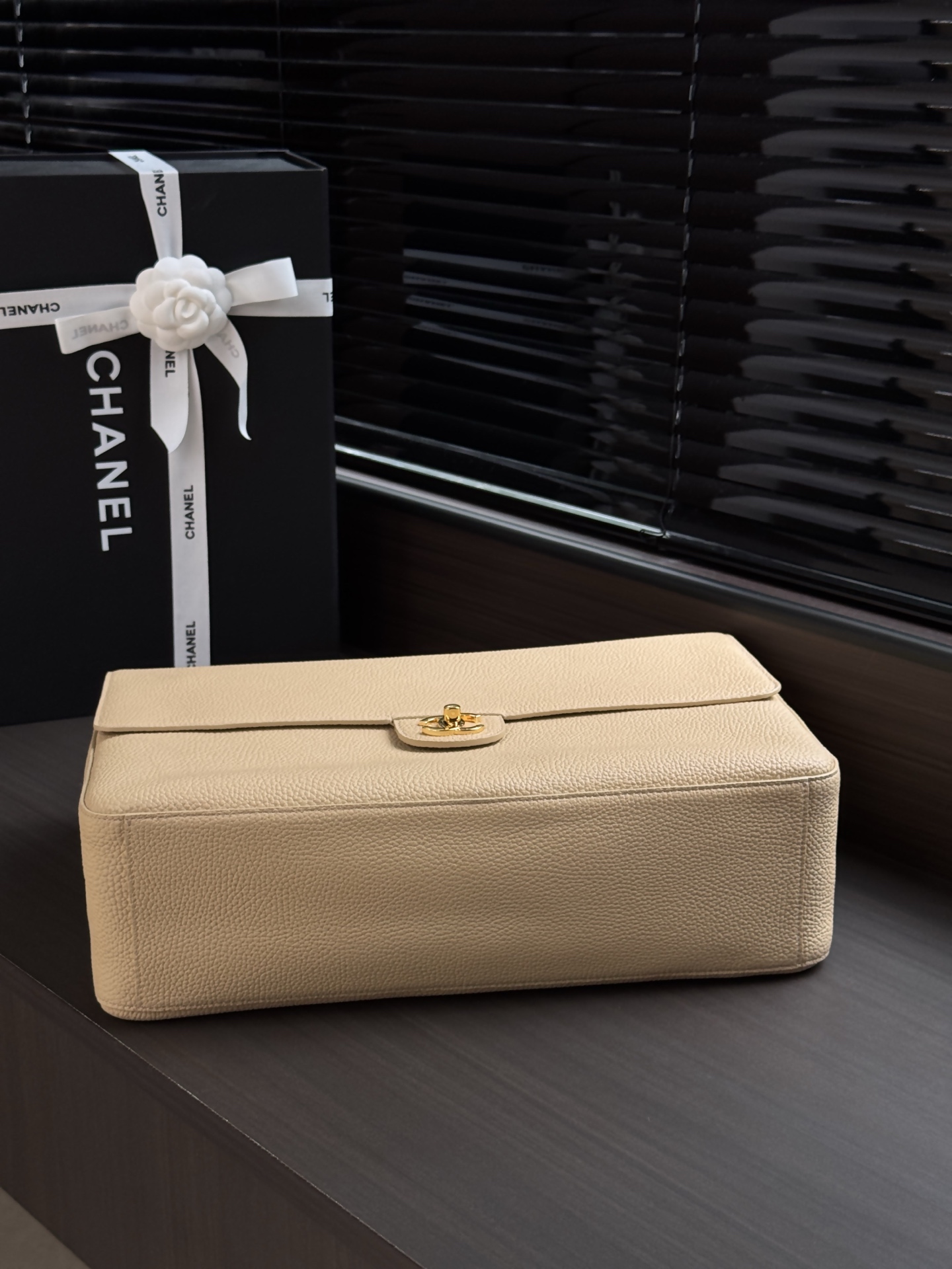 [CHANEL] 샤넬 26S 맥시 플랩 백 가방 AS6233