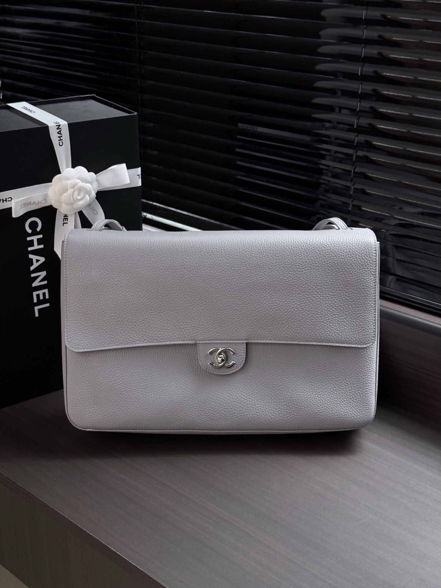 [CHANEL] 샤넬 26S 맥시 플랩 백 가방 AS6233