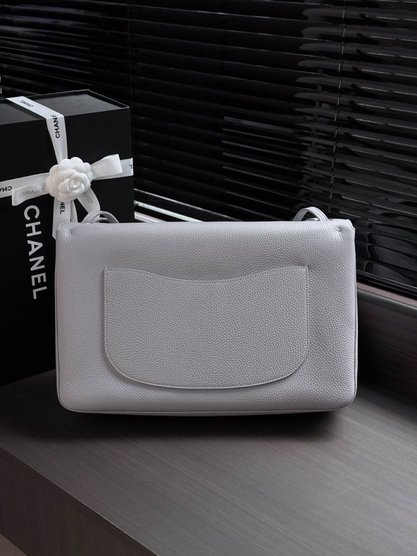 [CHANEL] 샤넬 26S 맥시 플랩 백 가방 AS6233