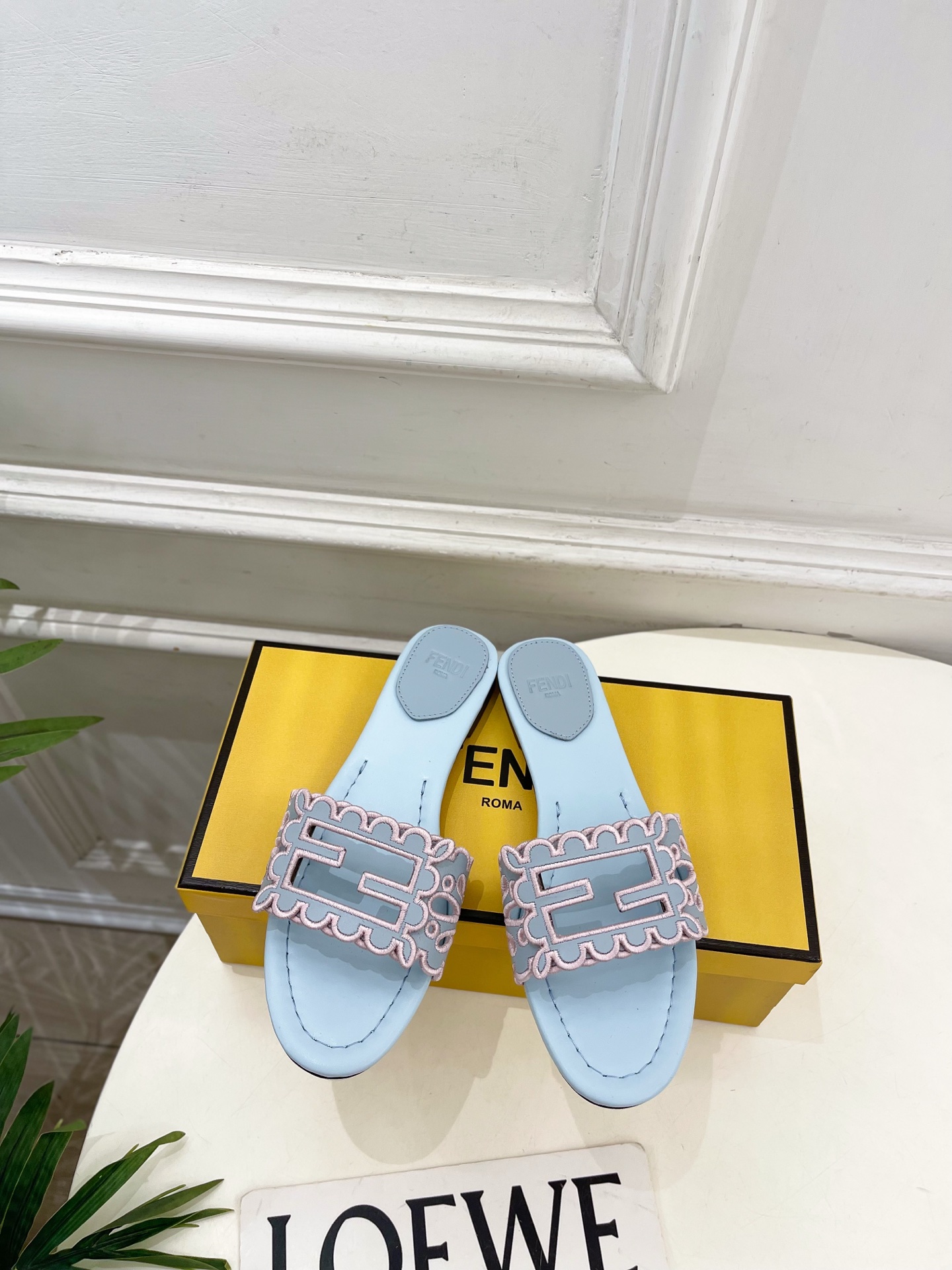 펜디(FENDI) 컷아웃 자수 플랫 슬리퍼 신발