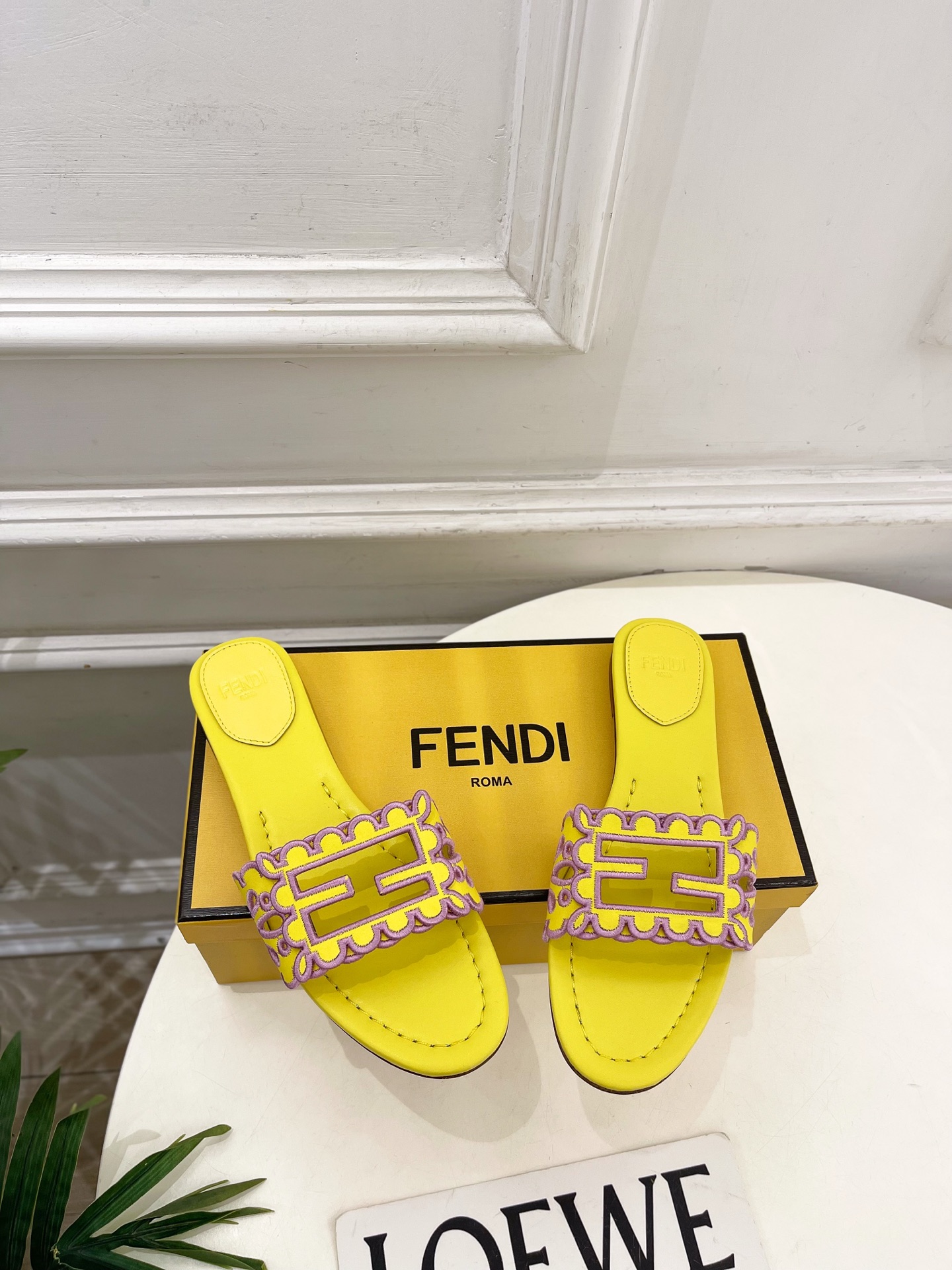 펜디(FENDI) 컷아웃 자수 플랫 슬리퍼 신발