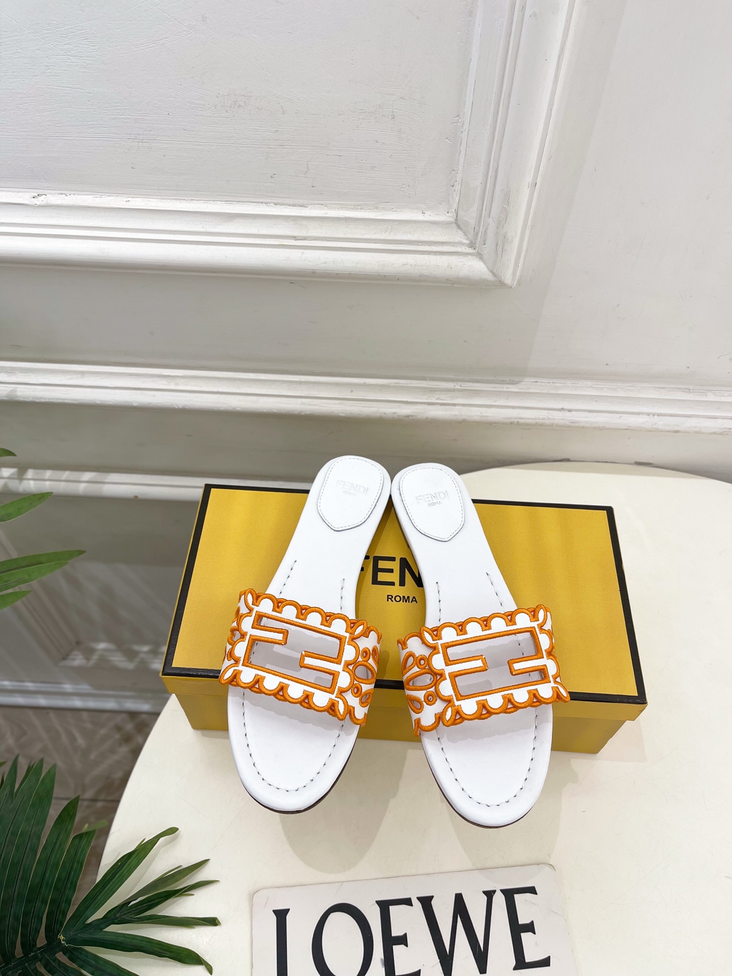 펜디(FENDI) 컷아웃 자수 플랫 슬리퍼 신발