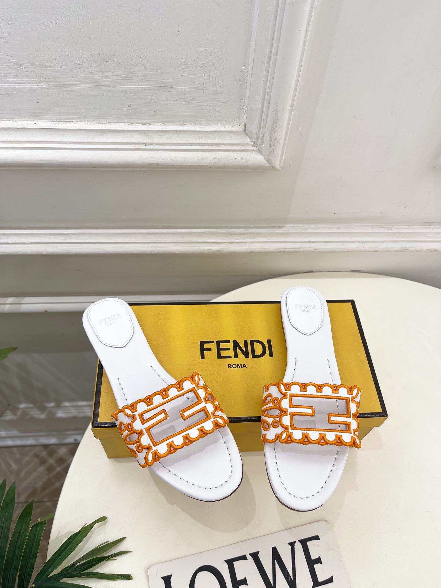 펜디(FENDI) 컷아웃 자수 플랫 슬리퍼 신발