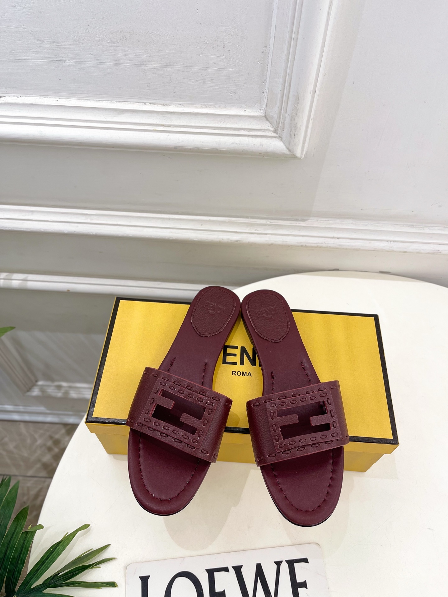 펜디(FENDI) 스티치 레더 플랫 슬리퍼 신발