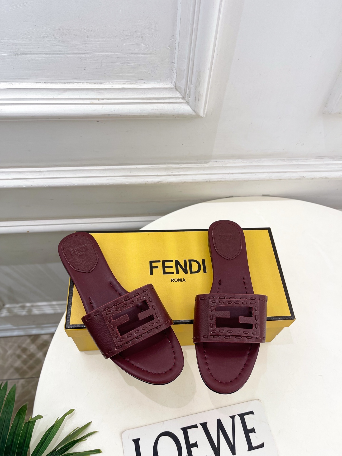 펜디(FENDI) 스티치 레더 플랫 슬리퍼 신발