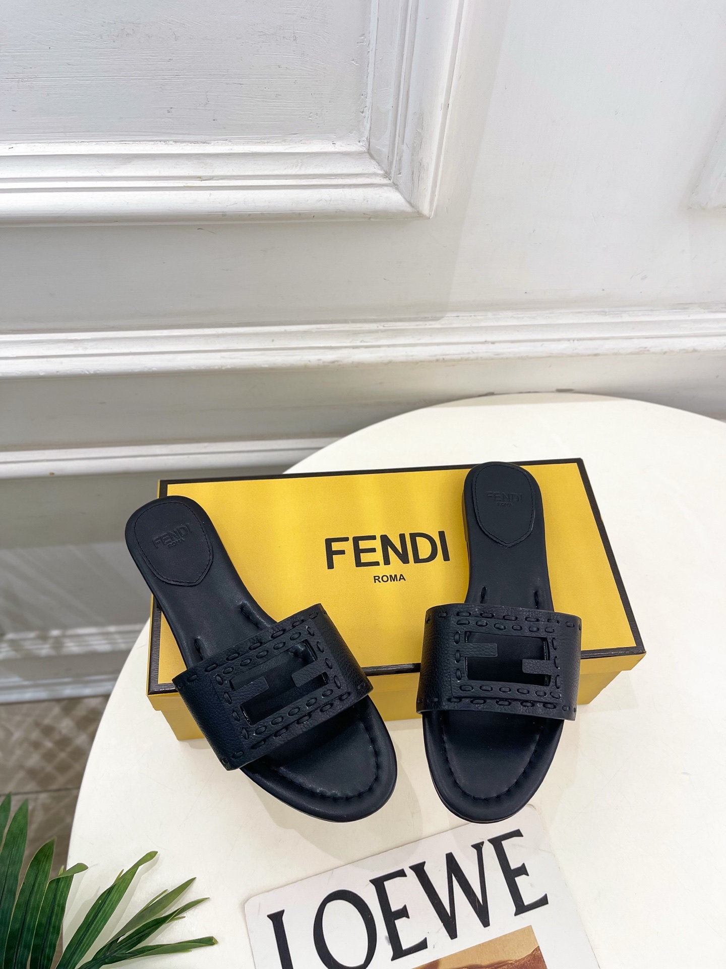 펜디(FENDI) 스티치 레더 플랫 슬리퍼 신발