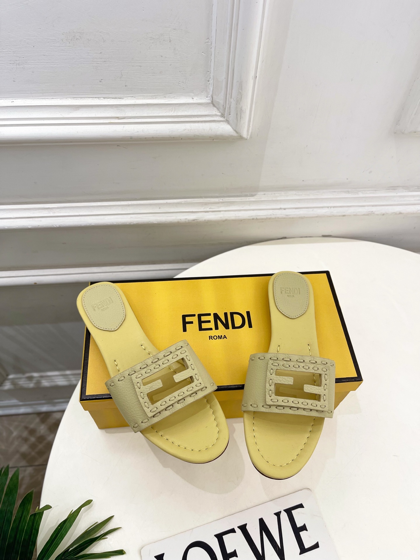 펜디(FENDI) 스티치 레더 플랫 슬리퍼 신발